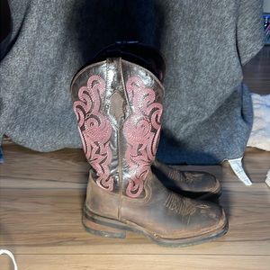 Good boots to work in!! Barely worn got them as a gift